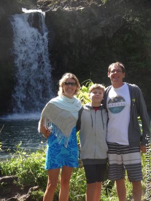 triple touristes devant une cascade