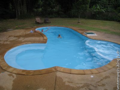 Forme originale pour une piscine, non ?