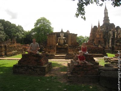 Il y a bien 4 bouddhas sur cette photo !